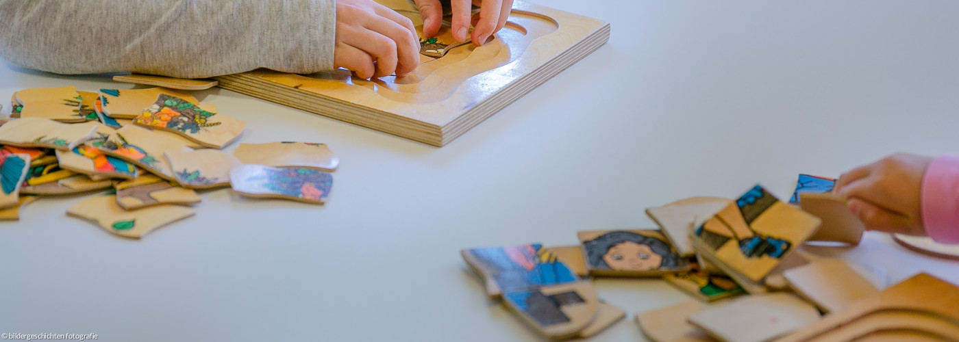 Kinder puzzeln Holzpuzzle in KiTa AN