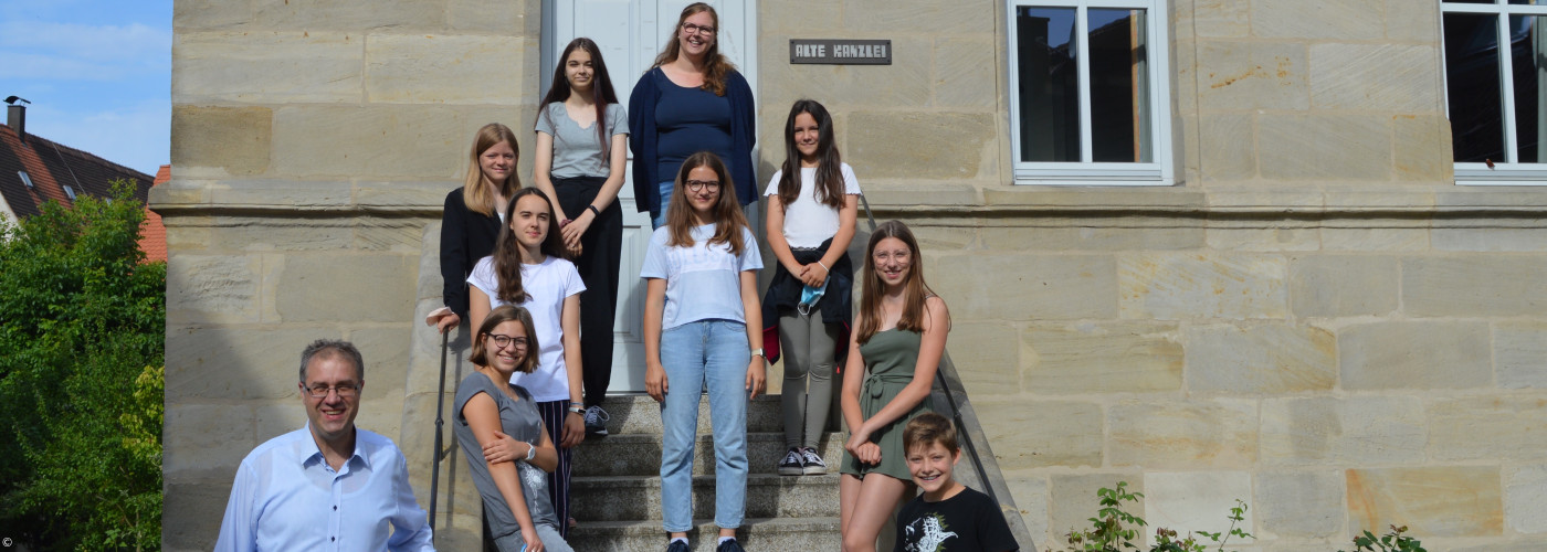 Jugendchor Gruppenfoto vor der Alten Kanzlei