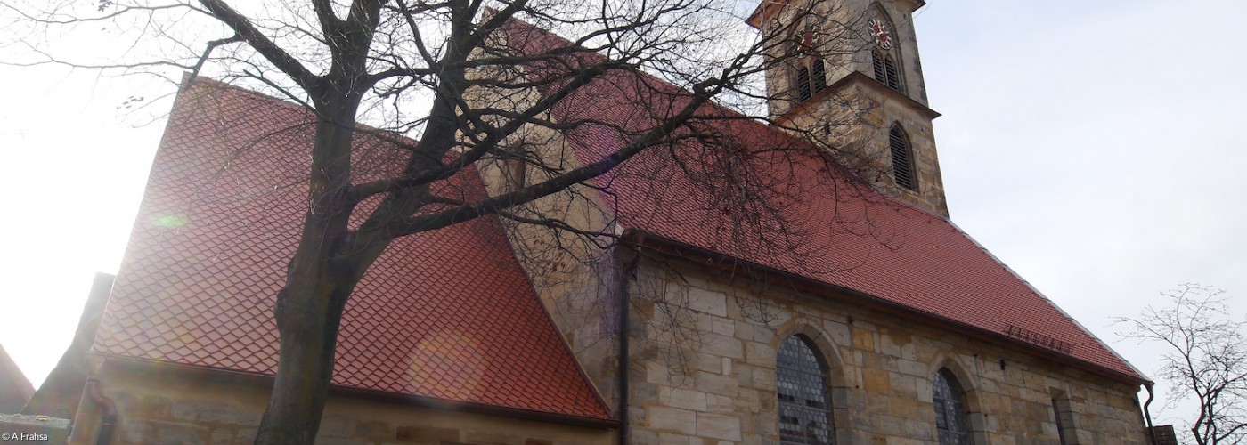 Kirche Eschenau Nordseite Außenaufnahme bei Gegenlicht