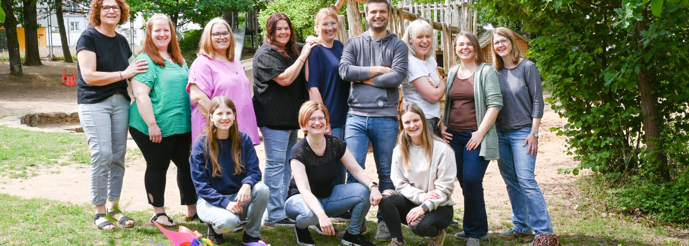 Gruppenbild Team der Arche Noah 206 2027 im Garten der KiTa