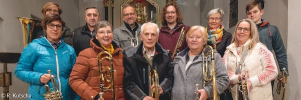 Mitglieder des Posaunenchors Eschenau im Altarraum von St. Bartholomäus nach einem Adventskonzert