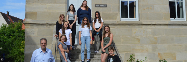 Jugendchor Gruppenfoto vor der Alten Kanzlei