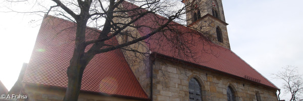 Kirche Eschenau Nordseite Außenaufnahme bei Gegenlicht