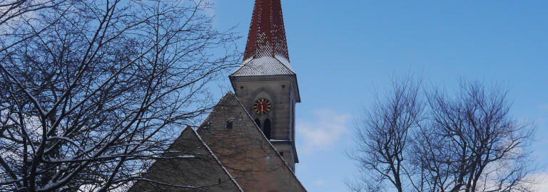 Blick auf die St Bartholomäuskirche leicht mit Schnee bedeckt an einem sonnigen Wintertag