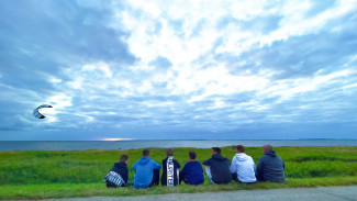 Gruppe Jugendlicher am Strand