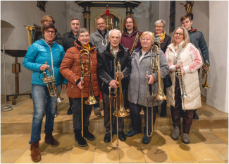 Mitglieder des Posaunenchors Eschenau im Altarraum von St. Bartholomäus nach einem Adventskonzert