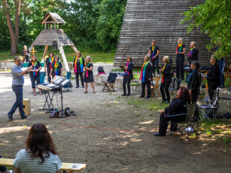 Sängerinnen und Sänger der Unity Singers bei einem Open Air Auftritt auf dem Grillplatz Eschenau