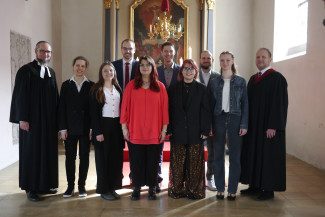 Konfiteam 2025 im Altarraum der Bartholomäuskirche mit Pfarrer Martin Irmer und Prädikant Stefan Eiselbrecher