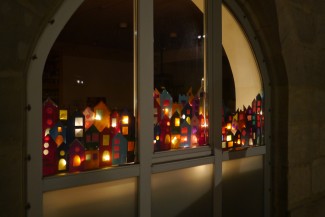 Blick in das Fenster der Alten Kanzlei auf Bethlehem und Krippe, gestaltet aus Transparentpapier, bunt und beleuchtet 