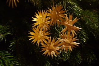 Strohstern aus sechs kleinen Strohsternen am Weihnachtsbaum