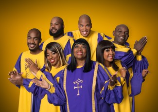 Gruppenfoto der Glory Gospel Singers in lila Gewändern und betender Haltung vor gelbem Hintergrund