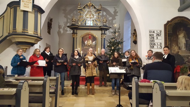 Blick auf den singenden Chor beim Altjahresgottesdienst 2019