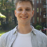 Vikar David Acksteiner im Außenportrait