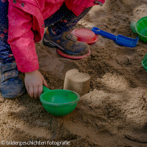 Kind spielt im Sand