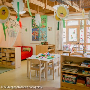 Innenansicht auf Stühle, Tische und Deko in Kindergartengruppe AN