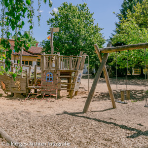 Blick auf Holz Arche Noah und Schaukel KiTA AN Brand