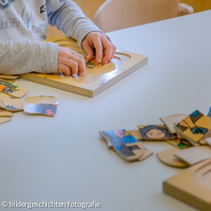Kinder puzzeln Holzpuzzle in KiTa AN