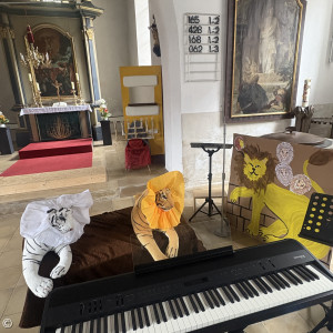 Bühnenbild mit Löwen und E-Piano