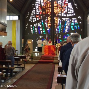 Blick in die Kath. Kirche Forth zum Altar mit dem liturgischen Personal beim ökumenischen PfingstmontagsGD